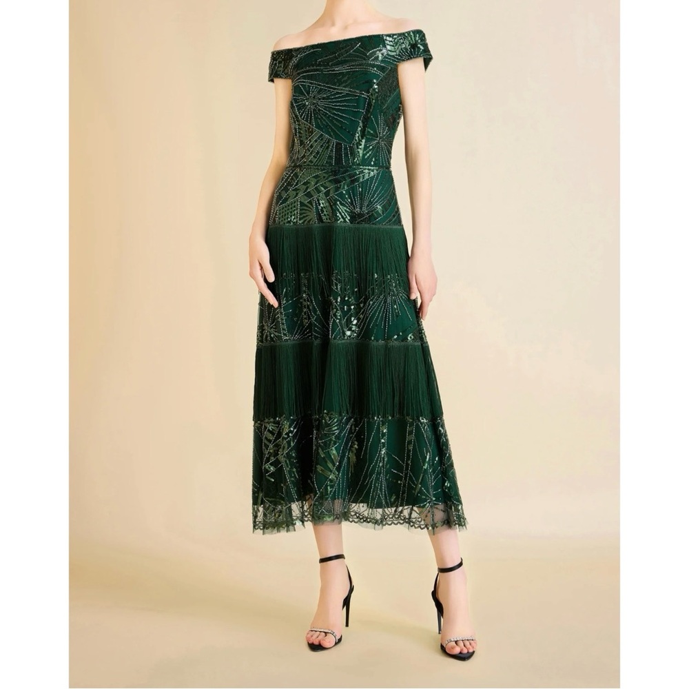 Geometric Embroidery Single Shoulder Evening Gown - Picture 2 of 8